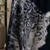 Tamsiai mėlynas medvilninis rankšluostis su ryškiu Leopardo atvaizdu