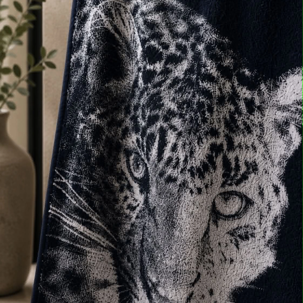 Tamsiai mėlynas medvilninis rankšluostis su ryškiu Leopardo atvaizdu