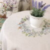 Apvali stalo staltiese Levandų elegancija