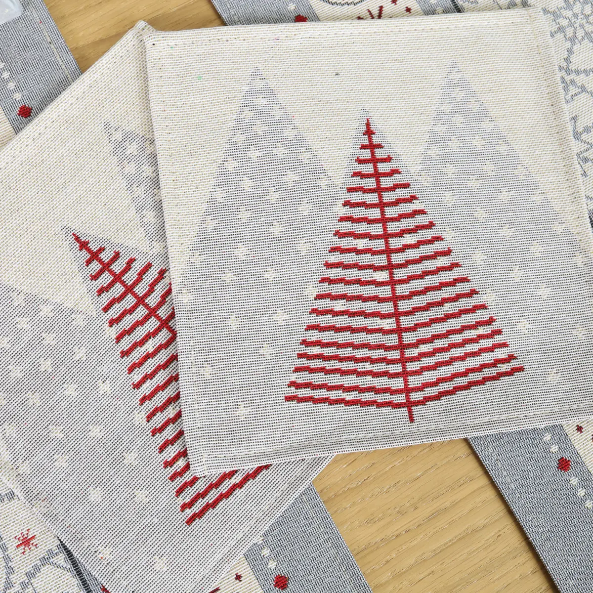 Kalėdinė stalo servetėlė Raudonas paslaptingas miškas - Image 8