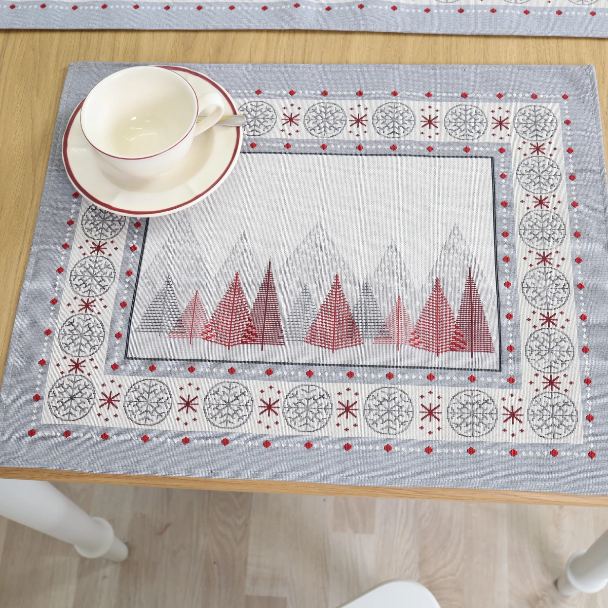 Kalėdinė stalo servetėlė Raudonas paslaptingas miškas - Image 4