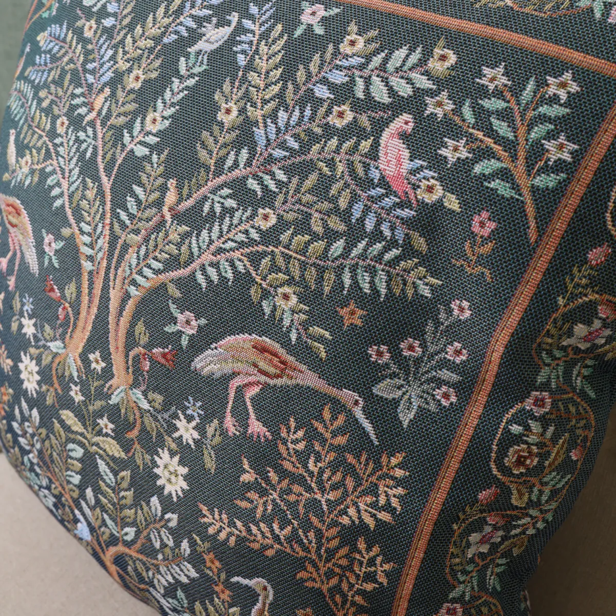 Dvipusis pagalvės užvalkalas William Morris Rojus žemėje (žalia)