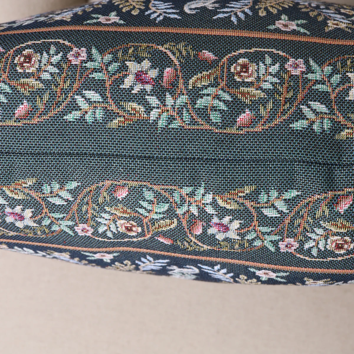 Dvipusis pagalvės užvalkalas William Morris Rojus žemėje (žalia)