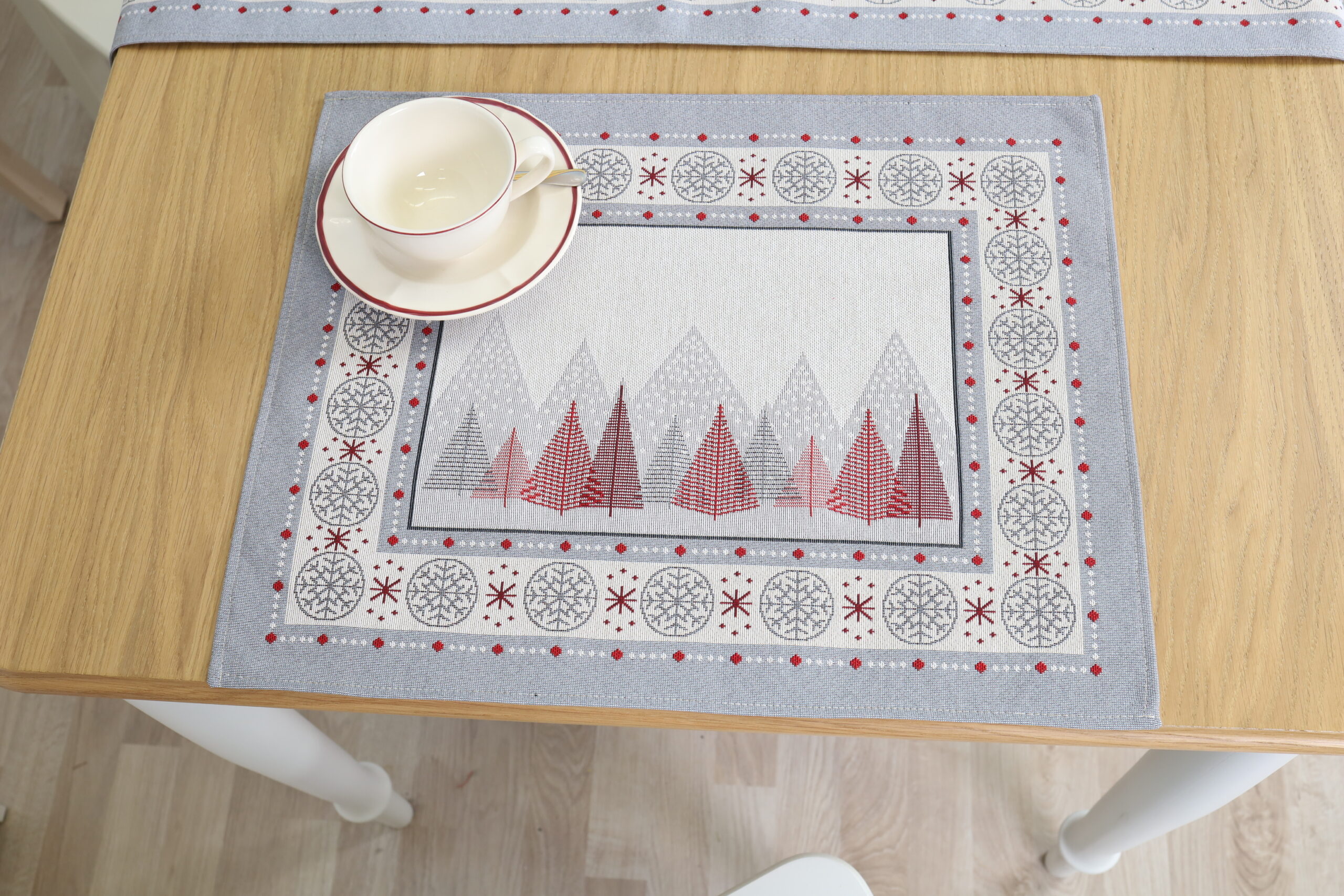 Kalėdinė stalo servetėlė Raudonas paslaptingas miškas