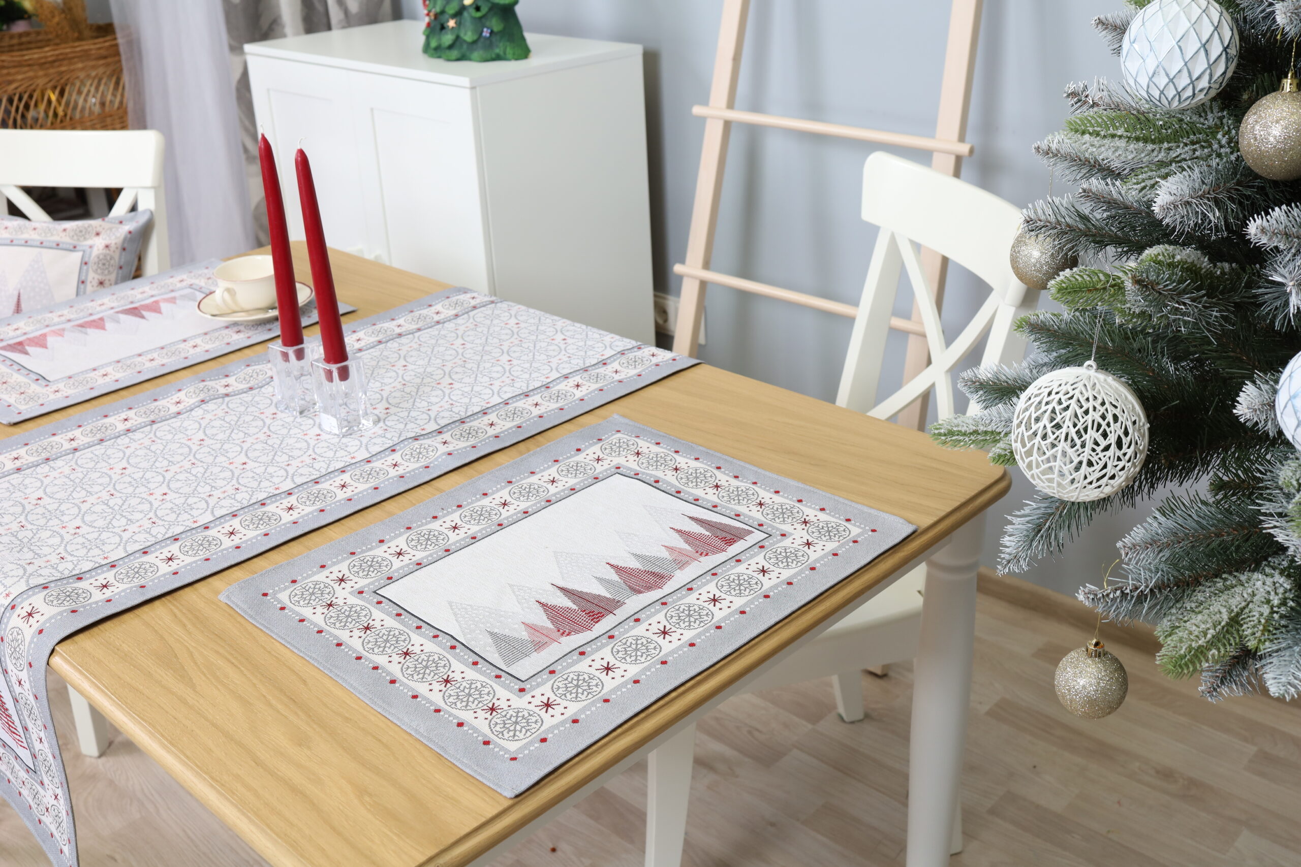 Kalėdinė stalo servetėlė Raudonas paslaptingas miškas - Image 2