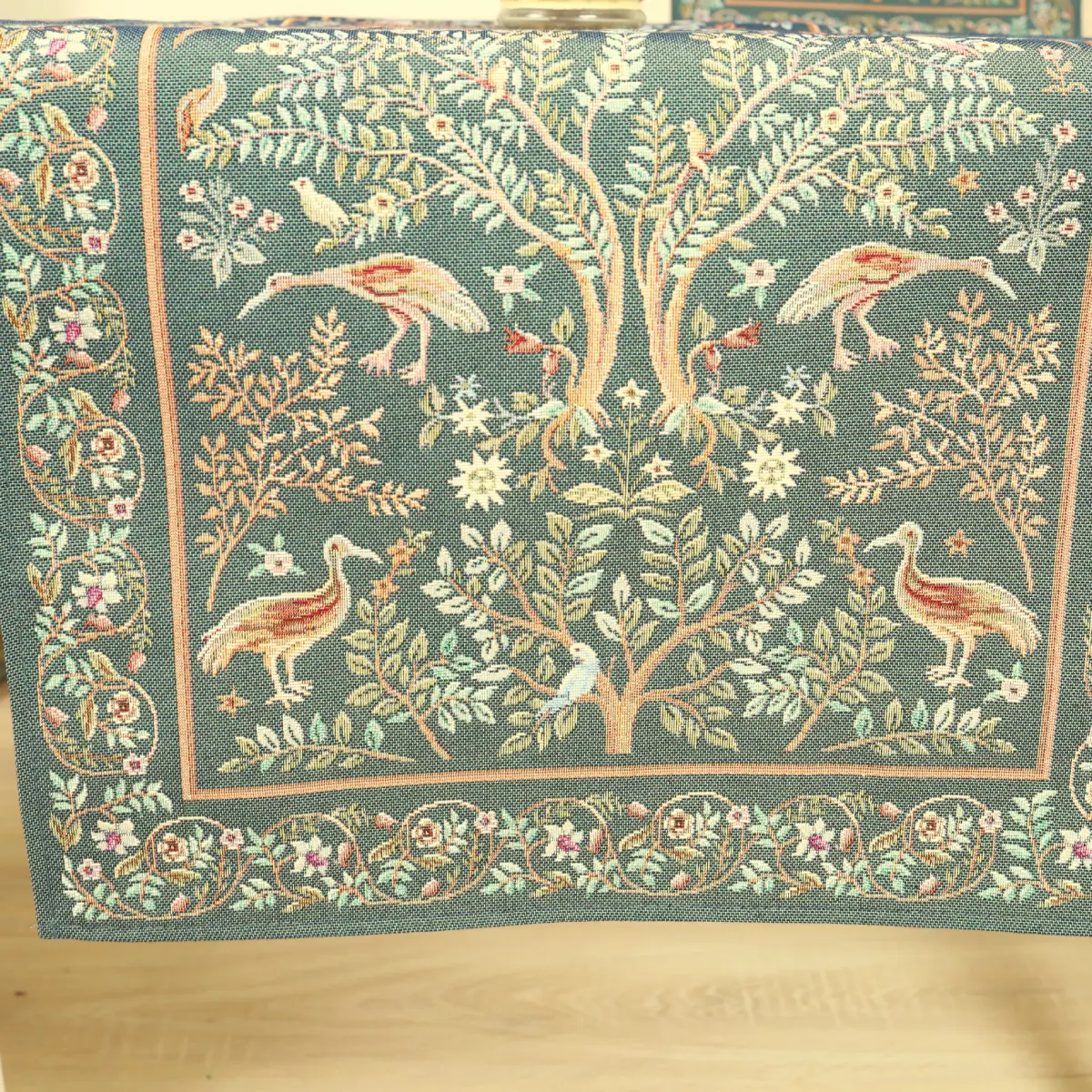 Gobeleninis stalo takelis Wiliam Morris Rojus žemėje (žalia)