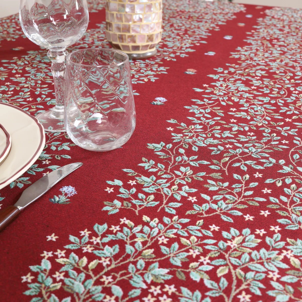 Gobeleniniė staltiesė Baroko gėlės (bordo)