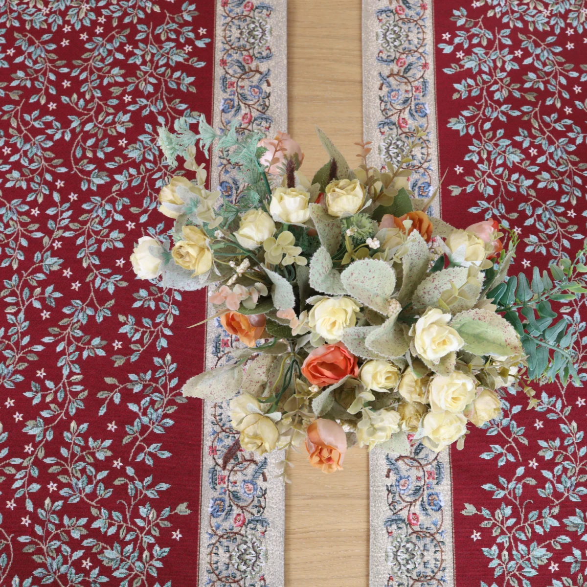 Gobeleninis stalo takelis Baroko gėlės (bordo)