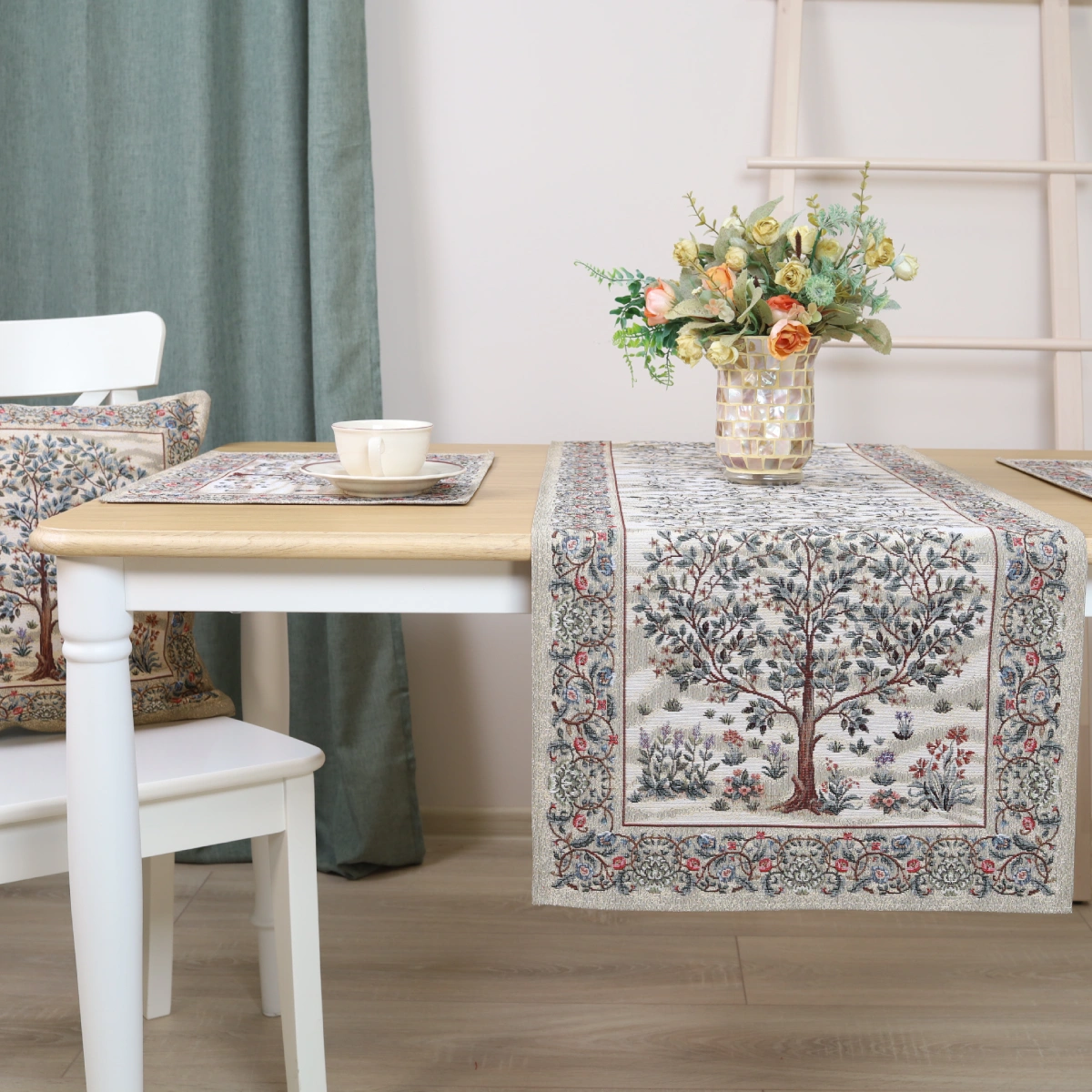 Šviesi stalo servetėlė Baroko gėlės