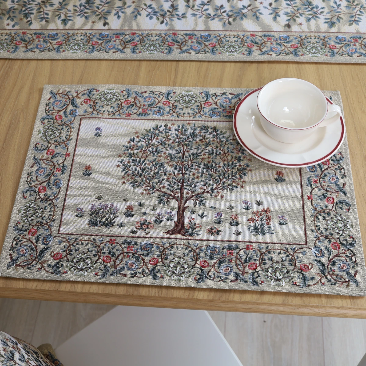 Šviesi stalo servetėlė Baroko gėlės