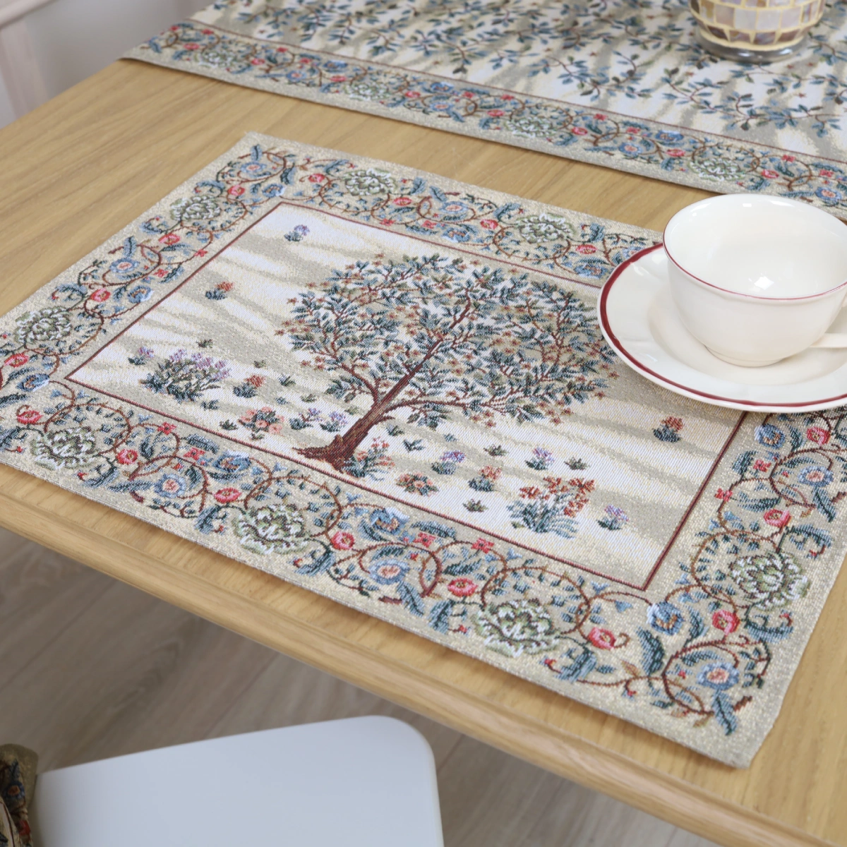 Šviesi stalo servetėlė Baroko gėlės