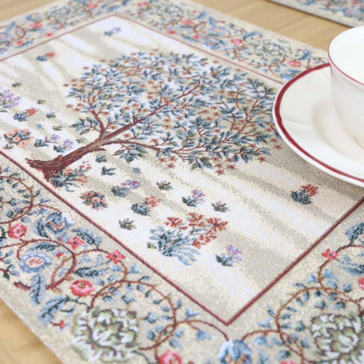 Šviesi stalo servetėlė Baroko gėlės