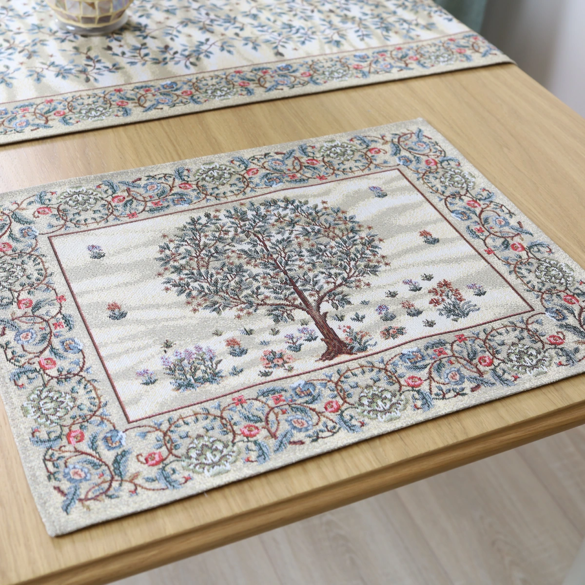 Šviesi stalo servetėlė Baroko gėlės