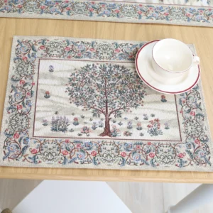 Šviesi stalo servetėlė Baroko gėlės