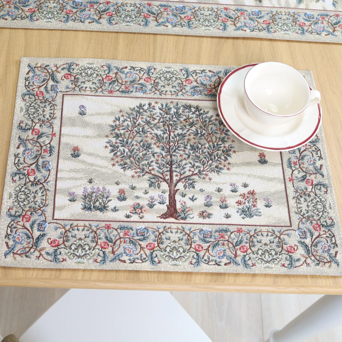 Šviesi stalo servetėlė Baroko gėlės