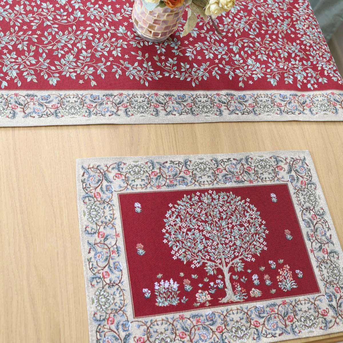 Bordo stalo servetėlė Baroko gėlės