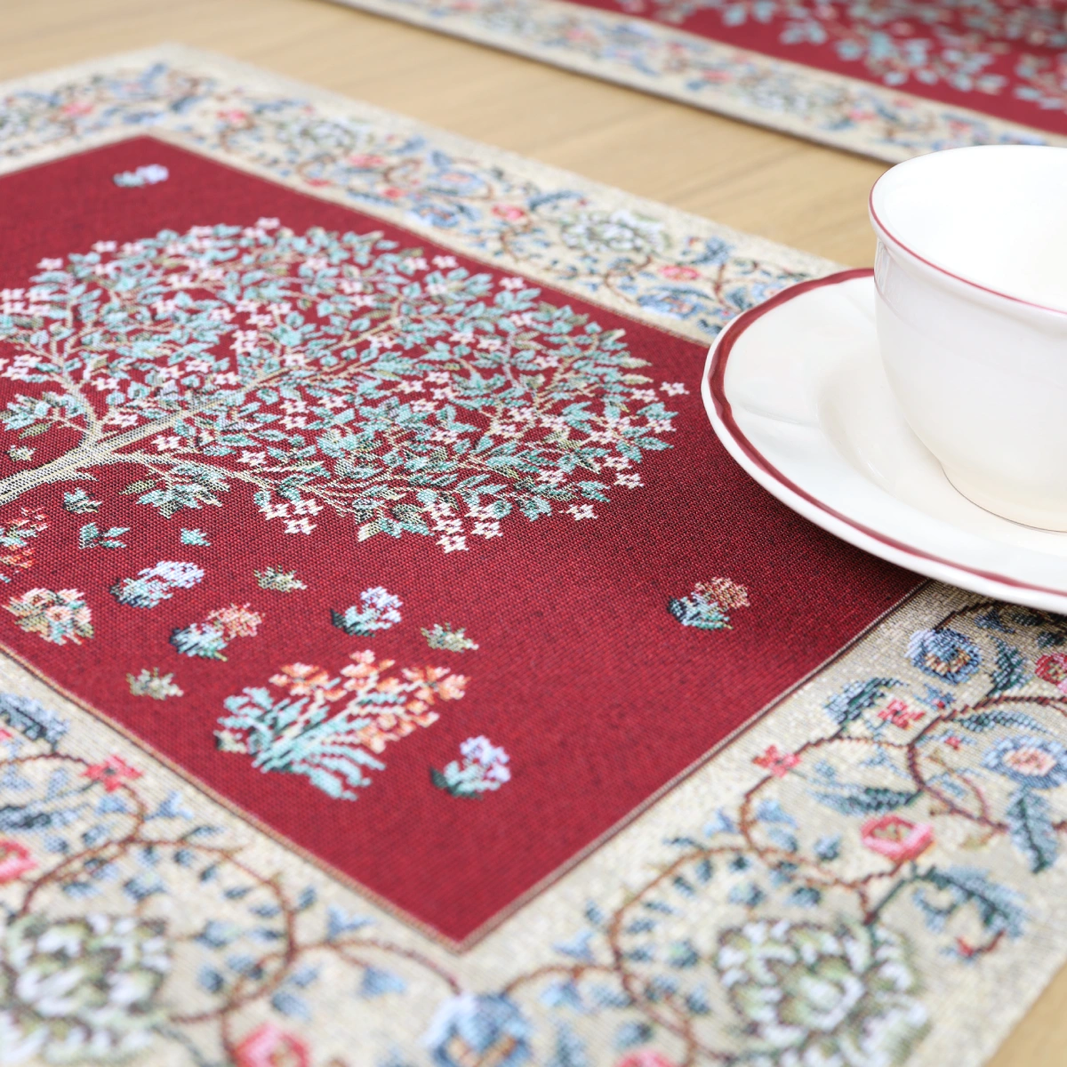 Bordo stalo servetėlė Baroko gėlės