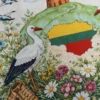 Šviesus pirkinių krepšys su gandrais, Gedimino bokštu ir Lietuvos žemėlapiu
