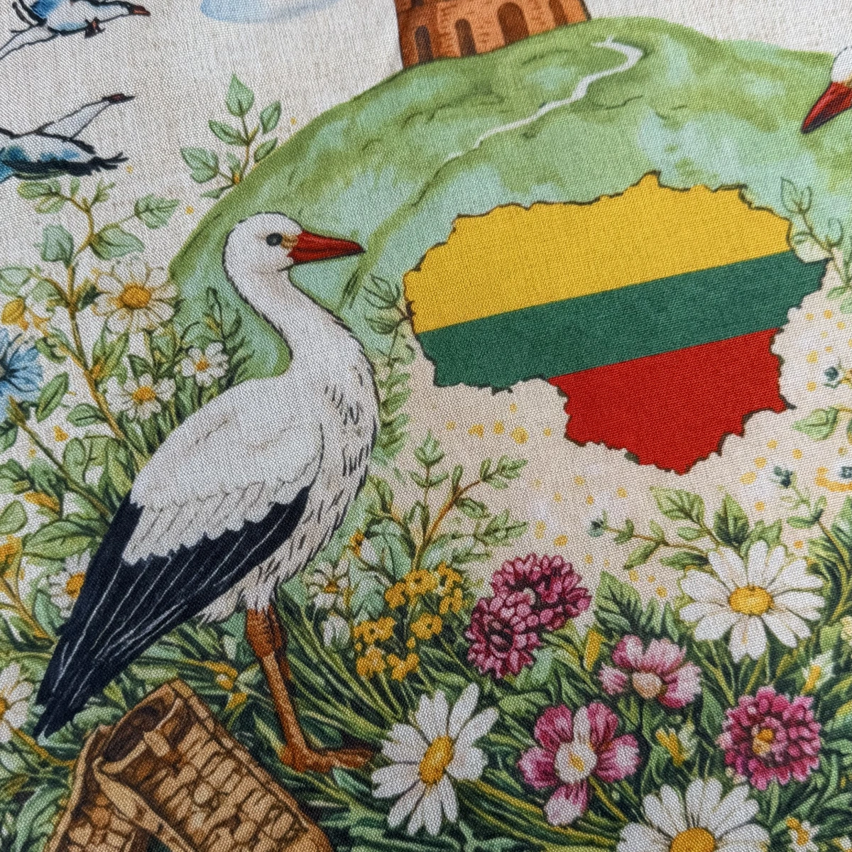 Šviesus pirkinių krepšys su gandrais, Gedimino bokštu ir Lietuvos žemėlapiu