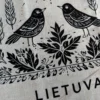 Juodas ir baltas pirkinių krepšys su varnomis ir užrašu Lietuva.
