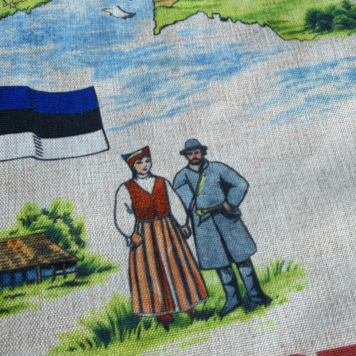 Šviesi prijuostė su Estijos kraštovaizdžiu ir užrašu Estija