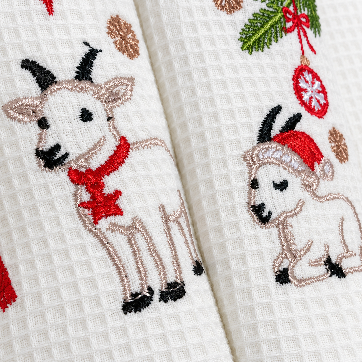 Trys balti vafliniai virtuviniai rankšluosčiai su kalėdiniais ožiukų siuvinėjimais ir Textile Idea dovanų dėžute