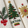 „Lietuviškos Kalėdos“ – trijų baltų vaflinių medvilninių virtuvinių rankšluosčių rinkinys su siuvinėta egle, užrašu „LIETUVA“ ir Kalėdų žvaigžde dovanų dėžutėje.