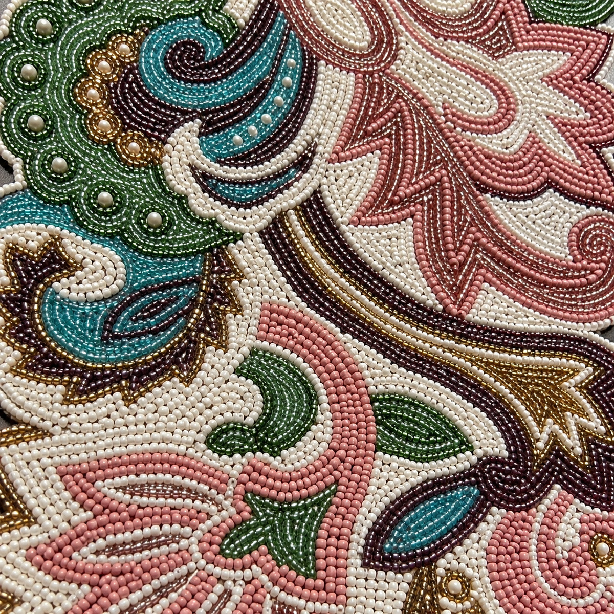 „Paisley žiedų pynė“ – karoliukų stalo takelis, 60 × 27 cm - Image 2