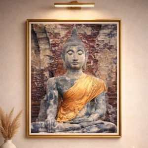 Gobeleninis paveikslas „Buda“ – meditacinėje pozoje vaizduojama Budos figūra šiltų žemės ir aukso atspalvių fone